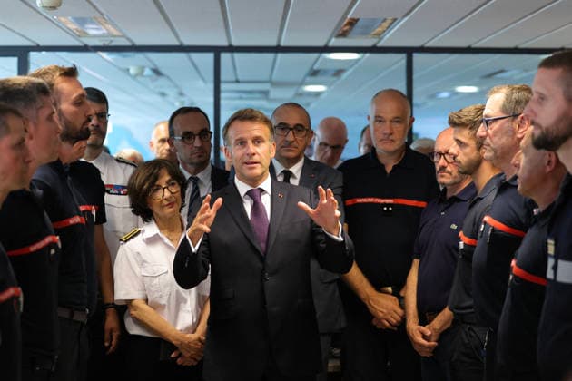 Frankreich, Waldbrände im Departement Gironde, Emmanuel Macron besucht Einsatzkräfte in Bordeaux