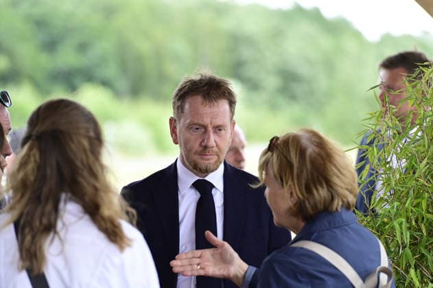 Sachsen, Michael Kretschmer besucht Strandbar des Berzdorfer Sees in Görlitz