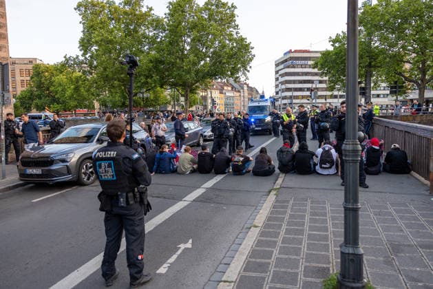Bayern, Montagsdemonstration und Gegenprotest in Nürnberg