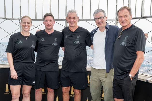 Celebrity, John Oliver und Vertreter des FC Liverpool besuchen das Empire State Building in New York