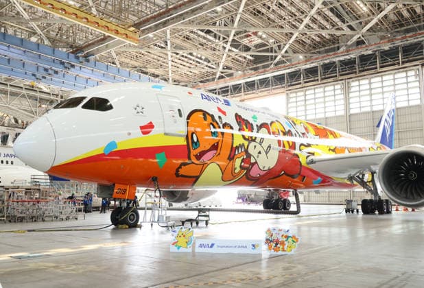 Japan, All Nippon Airwys präsentiert Flugzeug im Pokemon-Stil am Flughafen Tokio-Haneda