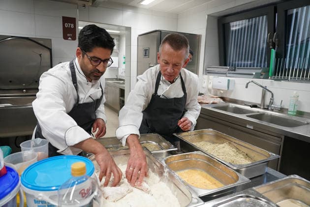 Hessen, Kaweh Mansoori besucht Ausbildungsrestaurant in Bischofsheim