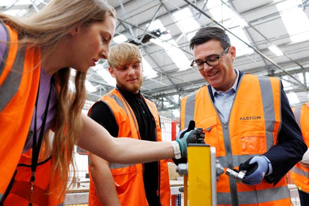 Großbritannien, Andy Burnham besucht Unternehmen in Derby