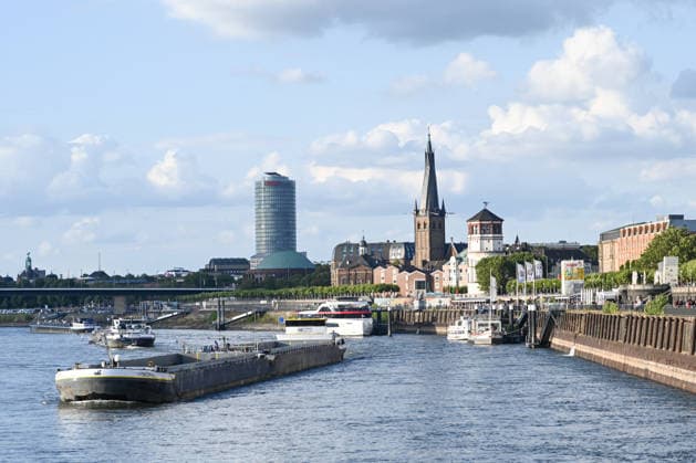 NRW, Rhein führt Niedrigwasser in Duisburg