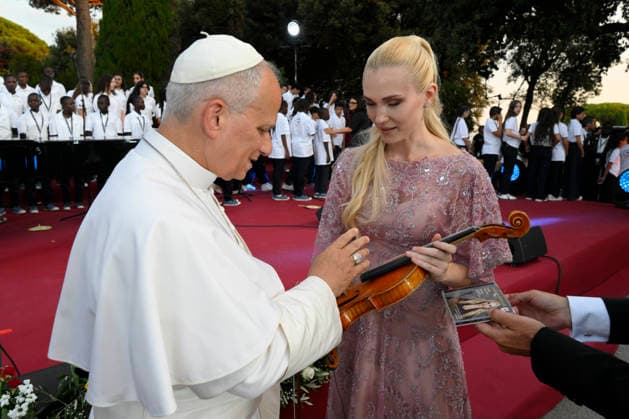 Italien, Papst Leo XIV. besucht Konzert in Borgo Laudato