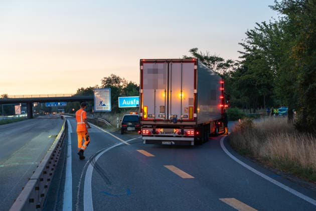 Hessen, Lkw erfasst Person auf der A60 bei Rüsselsheim am Main