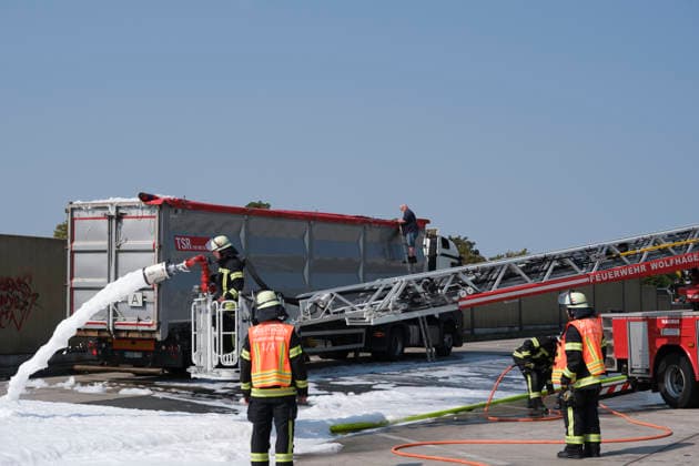 Hessen, Brennender Lkw auf Rastanlage Bühleck an der A44