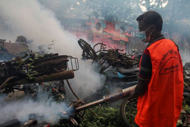 Bangladesch, Stadtarbeiter sprühen Insektizid gegen Dengue-Mücken in Dhaka