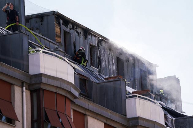 Österreich, Großeinsatz der Wiener Berufsfeuerwehr nach Dachbrand in Meidling in Wien