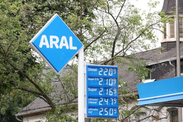 NRW, Preistafel an Tankstelle in Siegen