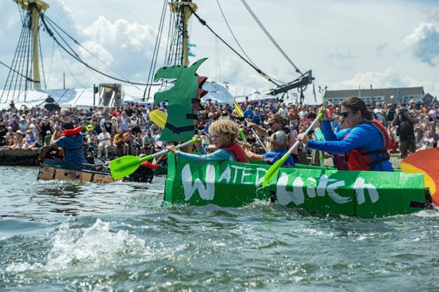 USA, Große Salem Pappboot-Regatta in Massachusetts