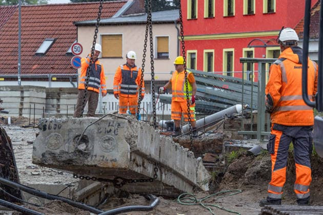 Sachsen-Anhalt, Abriss der alten Bahnbrücke in Coswig
