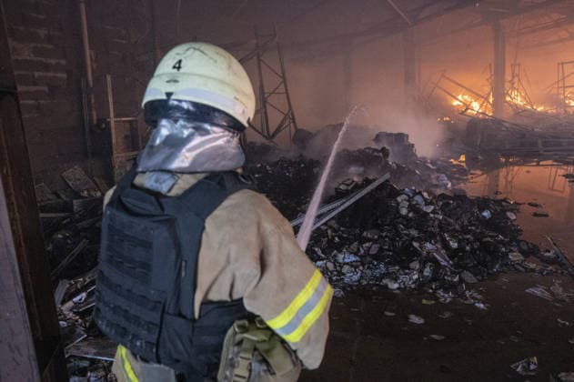 Ukraine-Krieg, Feuerwehreinsatz nach russischem Drohnenangriff in Charkiw