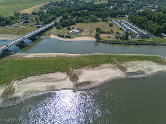 Niederlande, Niedrigwasser der Ijssel in Deventer