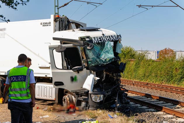Hessen, S-Bahn kollidiert in Flörsheim mit Müllwagen