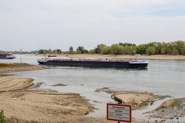 NRW, Niedrigwasser am Rhein in Rees