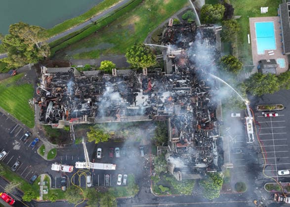 USA, Großbrand in einem Wohnkomplex in Foster City, Kalifornien