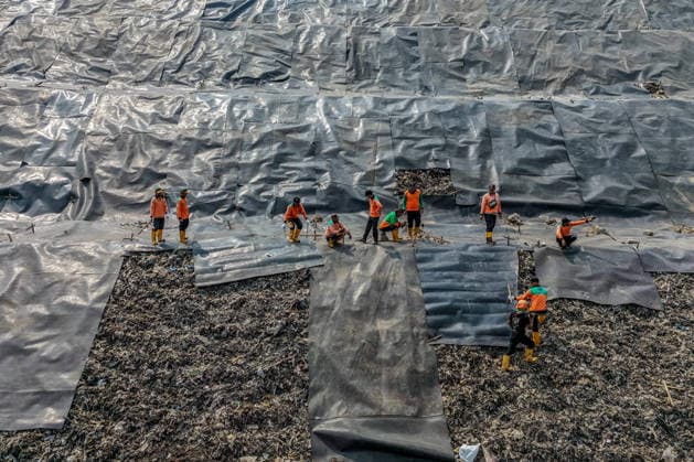 Indonesien, Installation einer Geomembran auf Mülldeponie in Bekasi