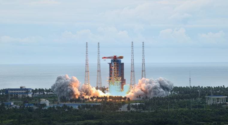 China, Start einer Langer-Marsch-8A-Trägerrakete in Wenchang