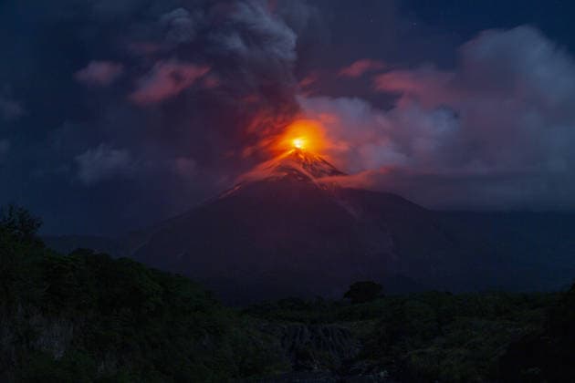 Guatemala, Vulkan Fuego bricht bei Alotenango aus