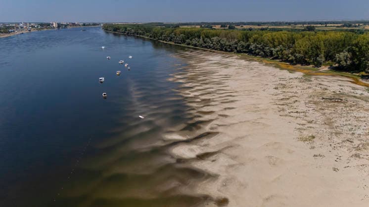 Kroatien, Niedrigwasser der Donau bei Vukovar