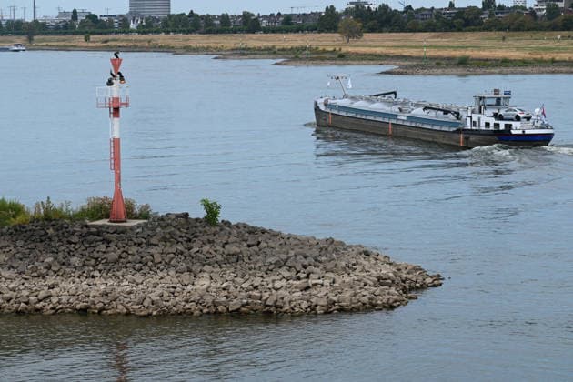 NRW, Niedrigwasser am Rhein in Düsseldorf