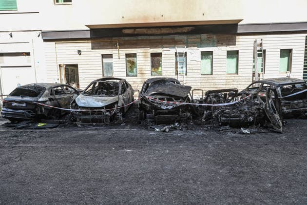 Italien, mehrere Autos in Mailand ausgebrannt