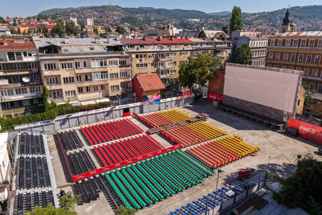 Bosnien-Herzegowina, Aufbau Freiluftkino im Herzen von Sarajewo