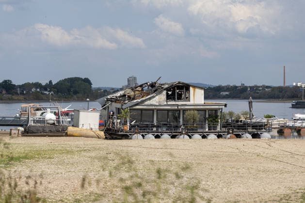 NRW, Großbrand im Sürther Bootshaus in Köln