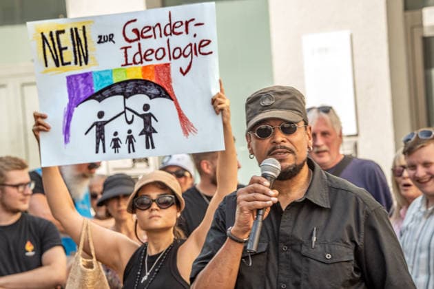 Bayern, Protest gegen Dragqueen-Lesung in der Stadtbücherei Augsburg