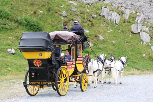 Schweiz, Historische Postkutsche über den Gotthardtpass