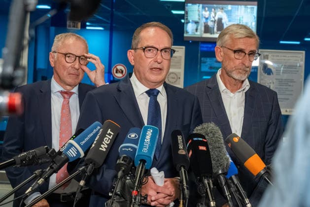 Sachsen, Alexander Dobrindt gibt Pressestatement nach Drohnenfund mit Sprengstoff am Flughafen Leipzig Halle