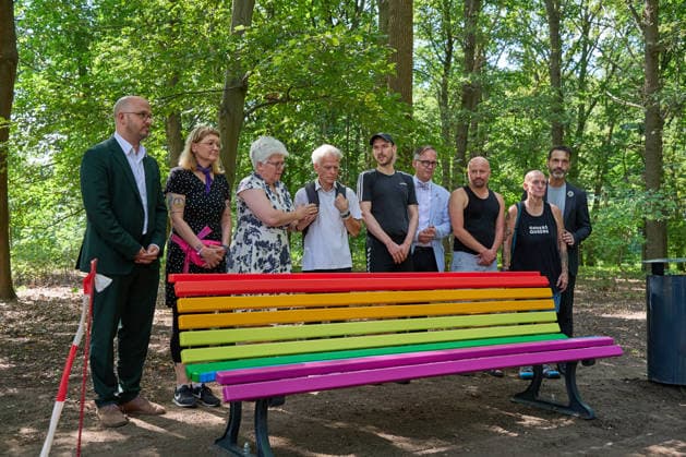 Berlin, Anschlag auf den Christopher Street Day CSD, Neuer Gedenkbaum und Regenbogenbank im Tiergarten