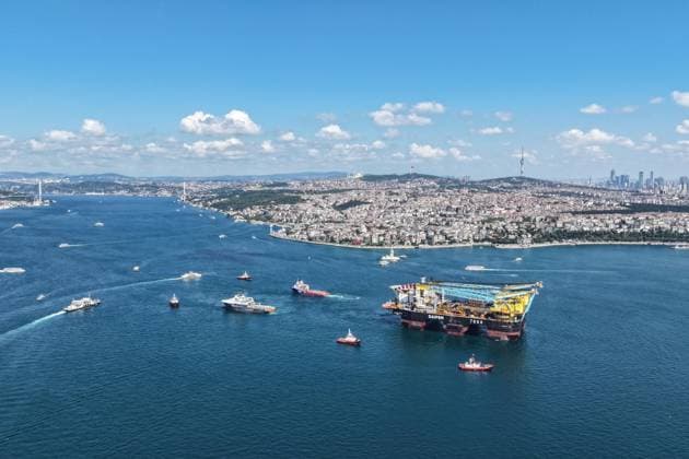 Türkei, Kranschiff Saipem 7000 passiert Bosporus in Istanbul