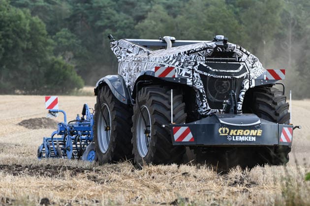 Niedersachsen, Erlkönig eines autonomen Traktors der Firma Krone und Lemken in Spelle