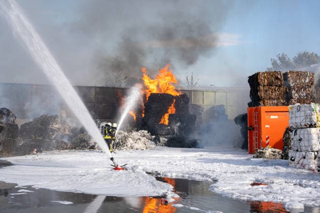 Hessen, Großbrand in einem Entsorgungsbetrieb in Gernsheim