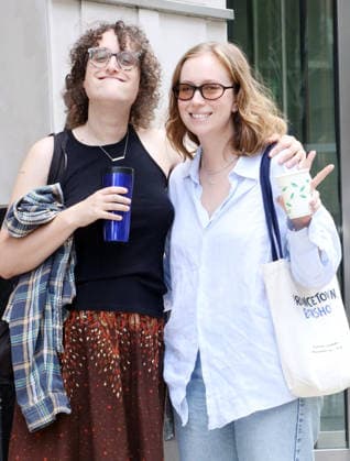 Celebrity, Jane Schoenbrun und Hannah Einbinder zu Gast bei National Public Radio NPR