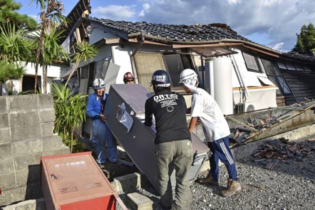 Japan, Aufräumarbeiten nach schwerem Erdbeben in der Präfektur Kumamoto