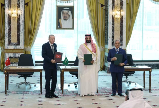 Mekka, Türkei, Saudi-Arabien und Pakistan unterzeichnen Verteidigungspakt