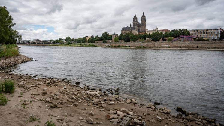 Sachsen-Anhalt, Niedrigwasser der Elbe in Magdeburg