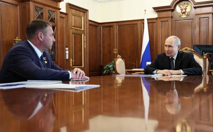 Russland, Wladimir Putin trifft Alexander Shuvaev in Moskau