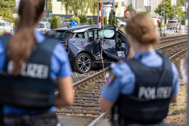 Hessen, U-Bahn kollidert mit Auto in Oberursel