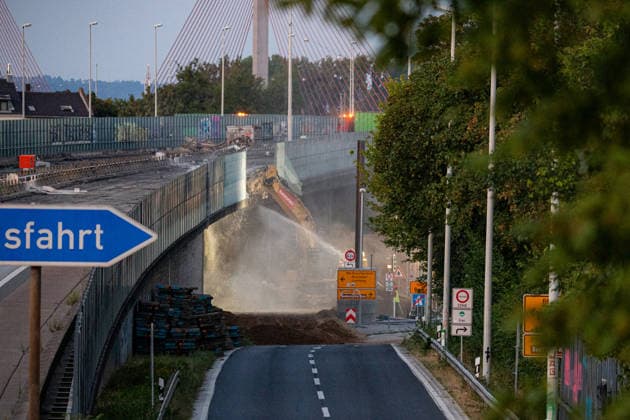 NRW, Abrissarbeiten an der Vorlandbrücke in Bonn