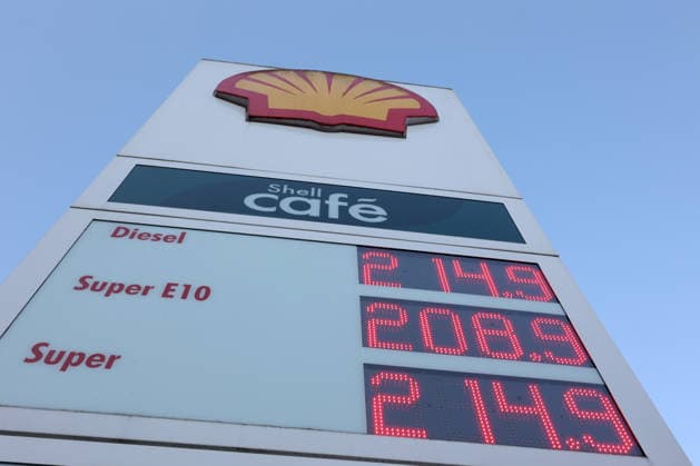 NRW, Preistafel an Tankstelle in Siegen