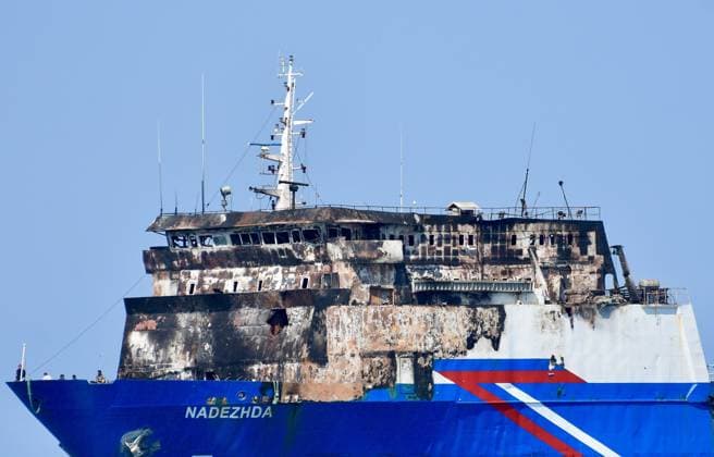Türkei, Im Schwarzen Meer von Drohnen getroffenes Frachtschiff Nadezha erreicht Hafen von Samsun