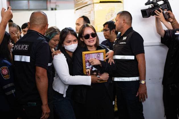 Thailand, Schüsse an Schule nahe Bangkok in Nonthaburi, Übergabe der Leichen der Opfer an ihre Familien
