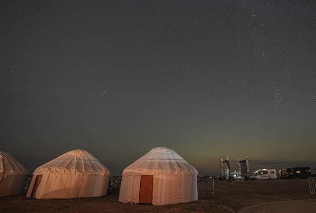 Türkei, Menschen in Bursa erwarten wiederkehrender Meteorstrom Perseiden