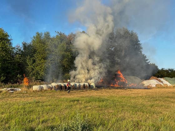 Hessen, Strohballenlager im Großwiesenweg in Dieburg in Brand