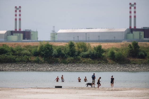 Ungarn, Donau-Niedrigwasser am Atomkraftwerk in Paks