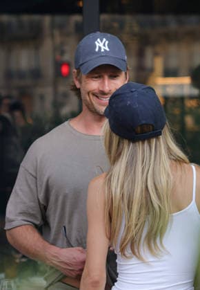 Celebrity, Glen Powell mit Freundin Michelle Randolph in Paris